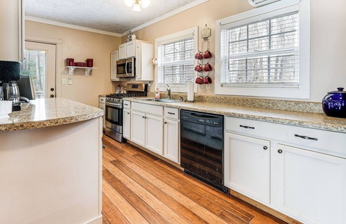 Hayesville Cabina | 7 Mi to Lake Chatuge: Creekside Cabin w/ Decks!