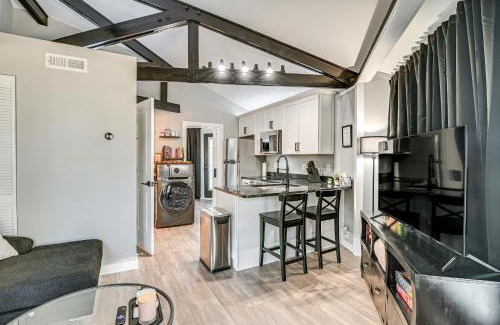 Surfside Beach Apartamento | 7 Mi to Ocean Myrtle Beach Condo with Deck