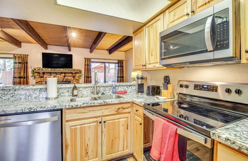 Pinetop Apartamento | 7 Mi to Rainbow Lake: Pinetop Condo w/ Patio!