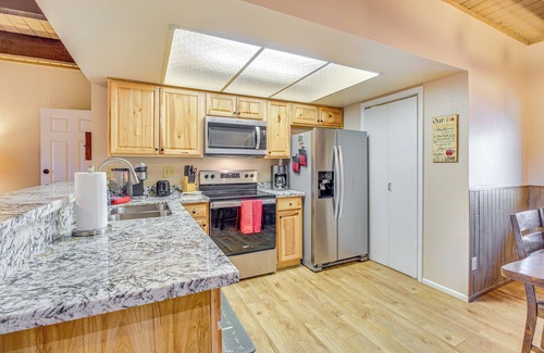 Pinetop Apartamento | 7 Mi to Rainbow Lake: Pinetop Condo w/ Patio!