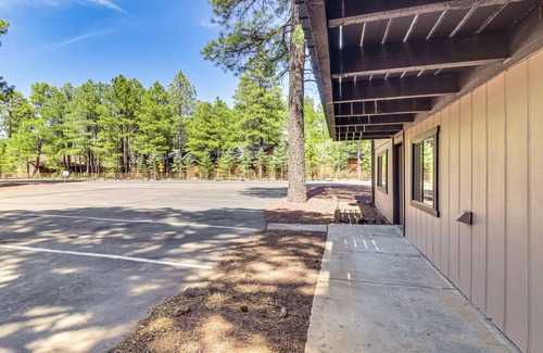 Pinetop Apartamento | 7 Mi to Rainbow Lake: Pinetop Condo w/ Patio!