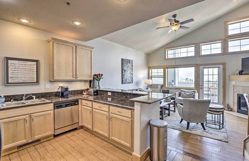 Dillon Condominio | 7 Mi to Ski: Main Street Dillon Condo