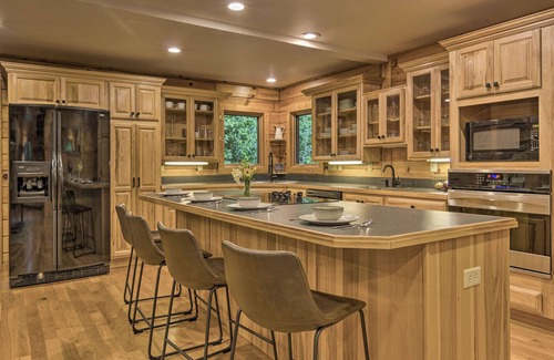 Mars Hill Cabina | 7 Mi to Ski Slopes: Mars Hill Cabin w/ Hot Tub!