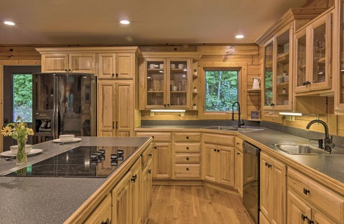 Mars Hill Cabina | 7 Mi to Ski Slopes: Mars Hill Cabin w/ Hot Tub!
