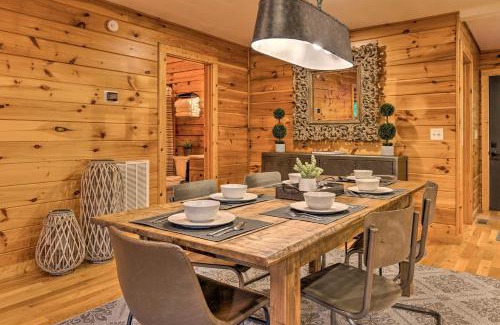 Mars Hill Casa | 7 Mi to Ski Slopes Mars Hill Cabin with Hot Tub!