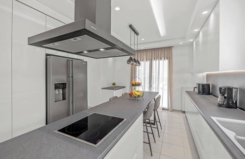 Petaloudes Villa | 7 min from Center | 6BR Villa | w/ Airport Shuttle