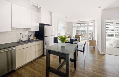 Reston Apartamento | 7 min from Dulles Airport | Onsite Retail+ Fast Internet | Near DC