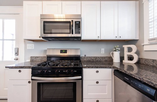 Beechmont Casa | 7 min to KY Derby-Sleeps 10! Fitness Room, Fully Fenced Yard