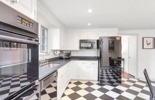 Madison Casa | 7 Min Walk from Water: Cheerful 4 Bedroom Home