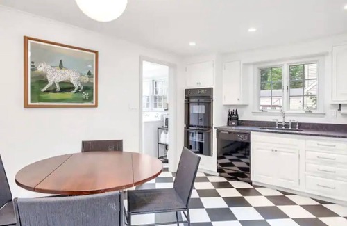 Madison Casa | 7 Min Walk from Water: Cheerful 4 Bedroom Home