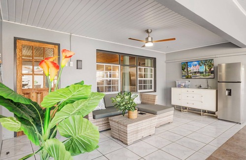 Pos Chiquito Casa | 7 Min Walk to Mangel Halto Private Pool