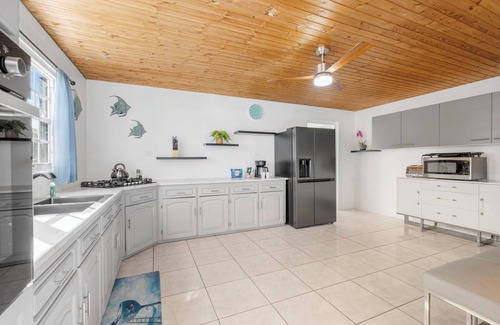 Pos Chiquito Casa | 7 Min Walk to Mangel Halto Private Pool