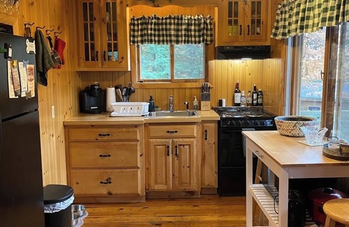 Bartlett Chalet De Esquí | ¡Attitash junto a la pista de esquí y fuera de pista y Bear Peak! ¡Mascota amigable! Chimenea de gran tamaño!