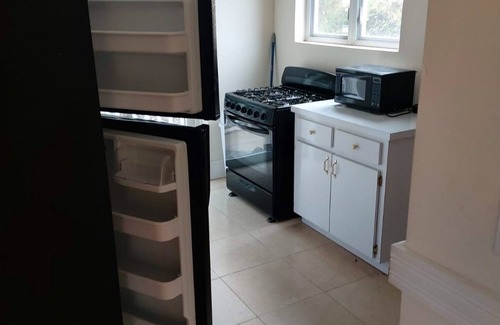 Eastern Road Cabaña | 7 mins walk to beach. Very private cottage w/ electric gate access. Ground floor
