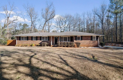 Austell Casa | 7 minutes from Six Flags! Peaceful, Family-sized home in Austell.
