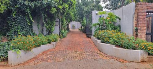 Bedfordview Casa | 7 on school - Cozy guesthouse 15 min drive from airport and close to major highways