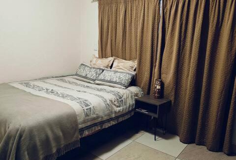 Bedfordview Casa | 7 on school - Cozy guesthouse 15 min drive from airport and close to major highways