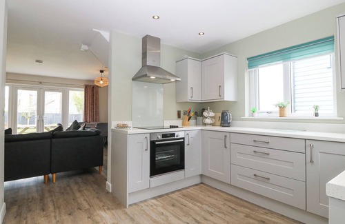 Brynteg Cabaña | 7 PARC DELFRYN, pet friendly, luxury holiday cottage in Benllech