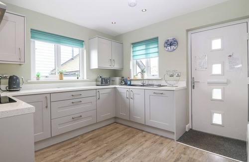 Brynteg Cabaña | 7 PARC DELFRYN, pet friendly, luxury holiday cottage in Benllech