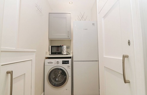 Brynteg Cabaña | 7 PARC DELFRYN, pet friendly, luxury holiday cottage in Benllech