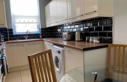 Cwmbrwla Apartamento | 7 Person Home Flat w/Parking - Near Swansea Centre