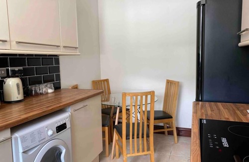 Cwmbrwla Apartamento | 7 Person Home Flat w/Parking - Near Swansea Centre