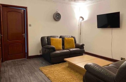 Cwmbrwla Apartamento | 7 Person Home Flat w/Parking - Near Swansea Centre