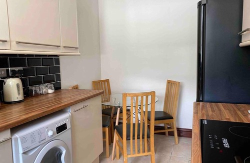 Cwmbrwla Apartamento | 7 Person Home Flat W/parking - Near Swansea Centre