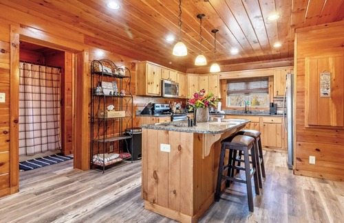 Rutherfordton Cabina | Tryon Log Cabin- 5 estrellas- 4 dormitorios y 4 baños 3200 pies cuadrados- Nuevo 3miles a TIEC