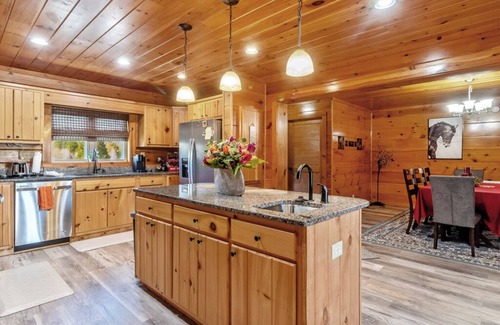 Rutherfordton Cabina | Tryon Log Cabin- 5 estrellas- 4 dormitorios y 4 baños 3200 pies cuadrados- Nuevo 3miles a TIEC