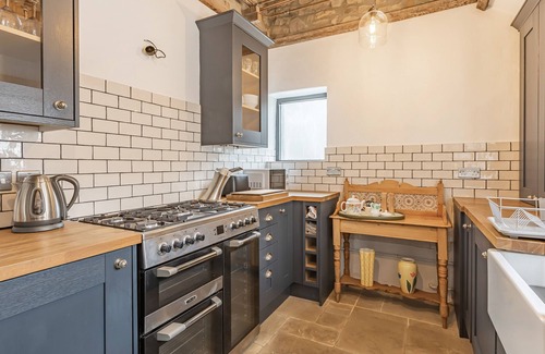 Watchet Cabaña | 7 SEVERN TERRACE, pet friendly, with open fire in Watchet