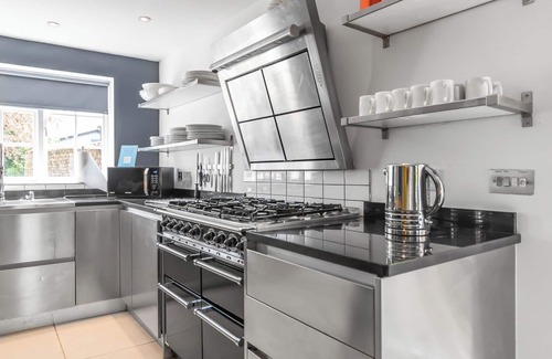 Stoke Ferry Casa | Impresionante molino de viento independiente de 7 pisos con piscina climatizada y servicio de comedor privado