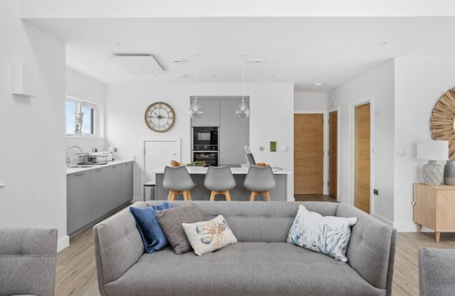 North Buckland Cabaña | 7 The Vista, Willingcott Nr Woolacombe - Hot tub/ Pet friendly/ On-site pool/ EV Charger/ Ecohome