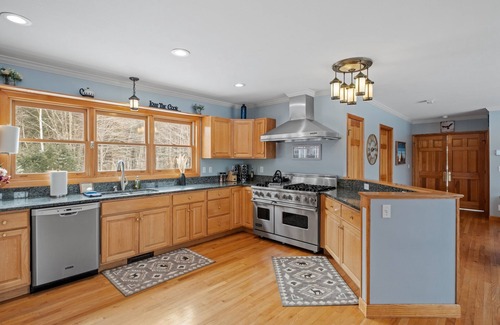 Thornton Casa | 70 acre White Mountain estate - trails, views, privacy