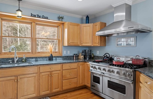 Thornton Casa | 70 acre White Mountain estate - trails, views, privacy