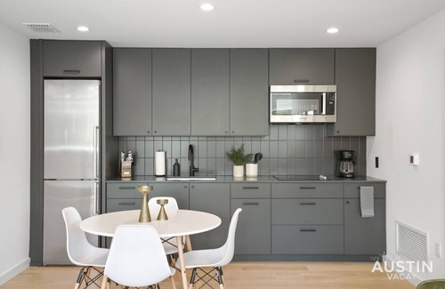 SoFi Apartamento | Walk to Soco + Lounge Poolside at Luxe King Suite