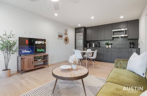 SoFi Apartamento | Walk to Soco + Lounge Poolside at Luxe King Suite