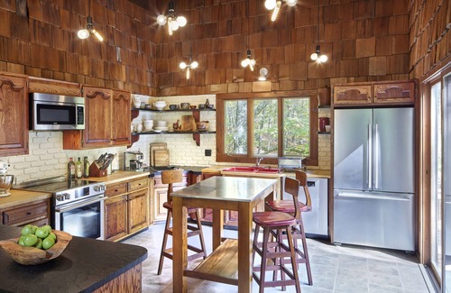 Rhinebeck Casa | 70s Modern House in the Woods, three minutes to Rhinebeck village