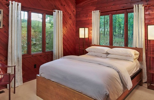Rhinebeck Casa | 70s Modern House in the Woods, three minutes to Rhinebeck village