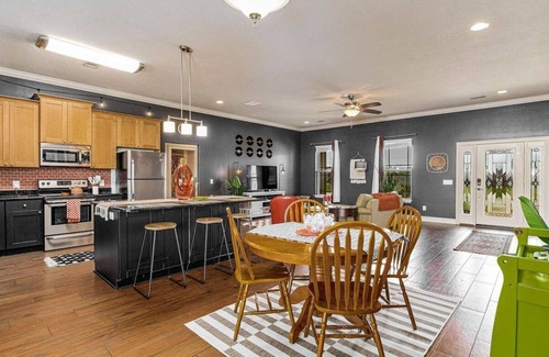 Gulf Breeze Casa | 70s Vibes - Pool, Hot Tub & Games! 15min to beach