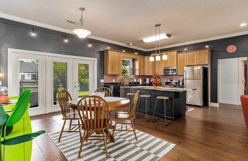 Gulf Breeze Casa | 70s Vibes - Pool, Hot Tub & Games! 15min to beach