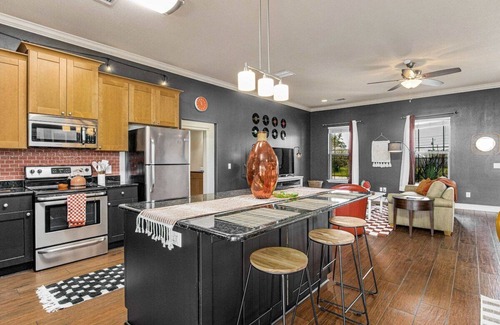 Gulf Breeze Casa | 70s Vibes - Pool, Hot Tub & Games! 15min to beach