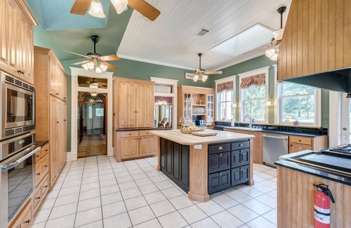 Fort Worth Casa | 71 Acre Estate - 8BR, River, Pond, Pool, Ft Worth