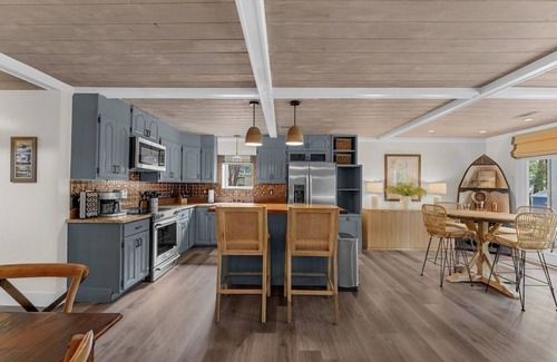 Ten Mile Casa | 726 Halfmoon Shores Drive · 6BR Lake Front - Boathouse - Dock - Screened Porch