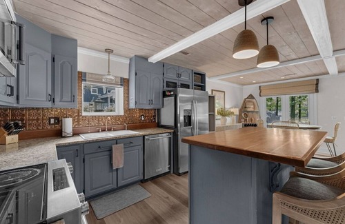 Ten Mile Casa | 726 Halfmoon Shores Drive · 6BR Lake Front - Boathouse - Dock - Screened Porch