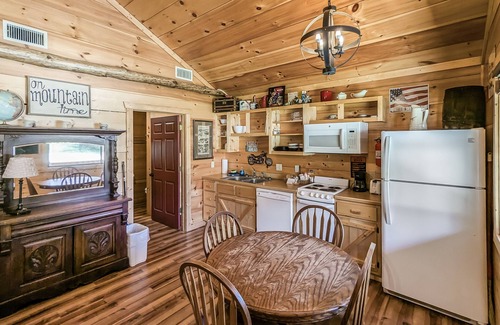 Mountain View Cabina | #74 Pinewood Cabin: Hog Holler