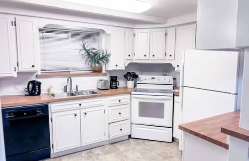 Kirkland Casa | 7406 WHOLE House (Including 7406A) · Convenient Kirkland Home w/Fenced Yard