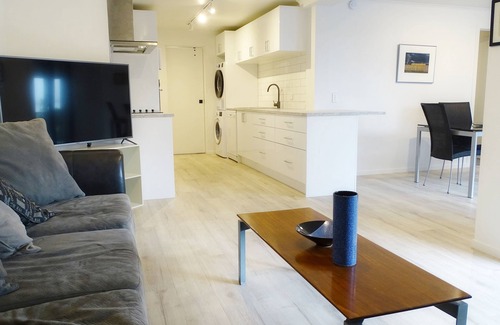 Beach Haven Apartamento | 75 metres from small safe beach. Sunsets to die for