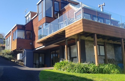 Beach Haven Apartamento | 75 metres from small safe beach. Sunsets to die for