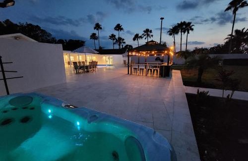 Palma Sola Casa | 75 Palms! Sleeps 23! Luxury 1 acre lot Pool and Spa, Putting Green & Game Room!